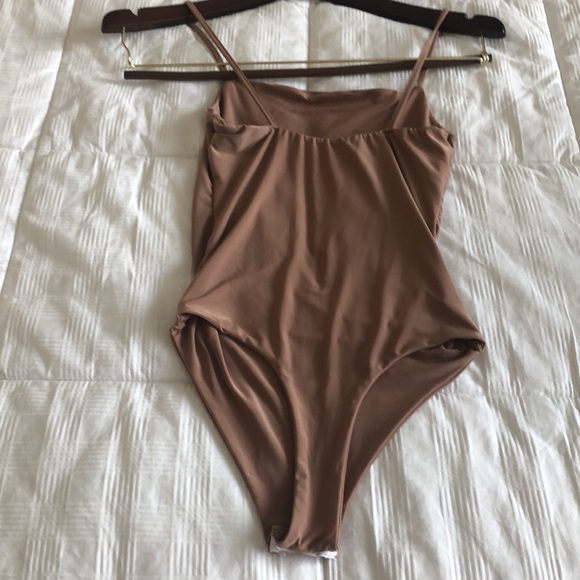 PrettyLittleThing Soft Straight Front & Back Bodysuit - Picture 5 of 6